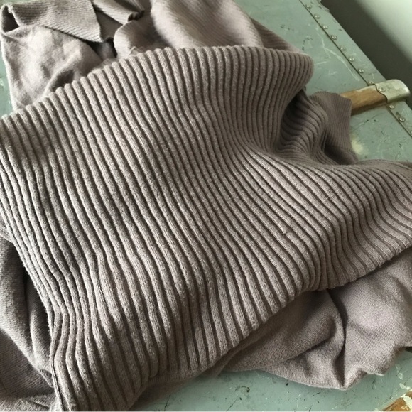 Unique cowled sweater. Women’s - Picture 7 of 7